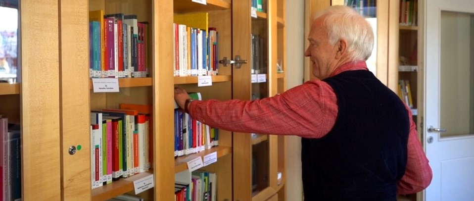 Ein Foto von Reinert Hanswille in der ifs-Bibliothek