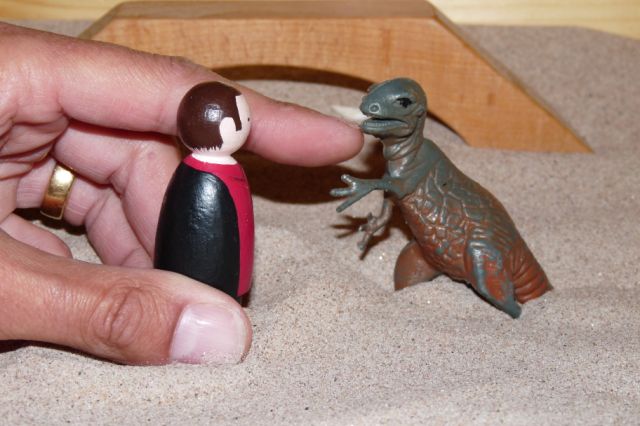 Mit Figuren aufgestellt: Björn gegen Dinosaurier