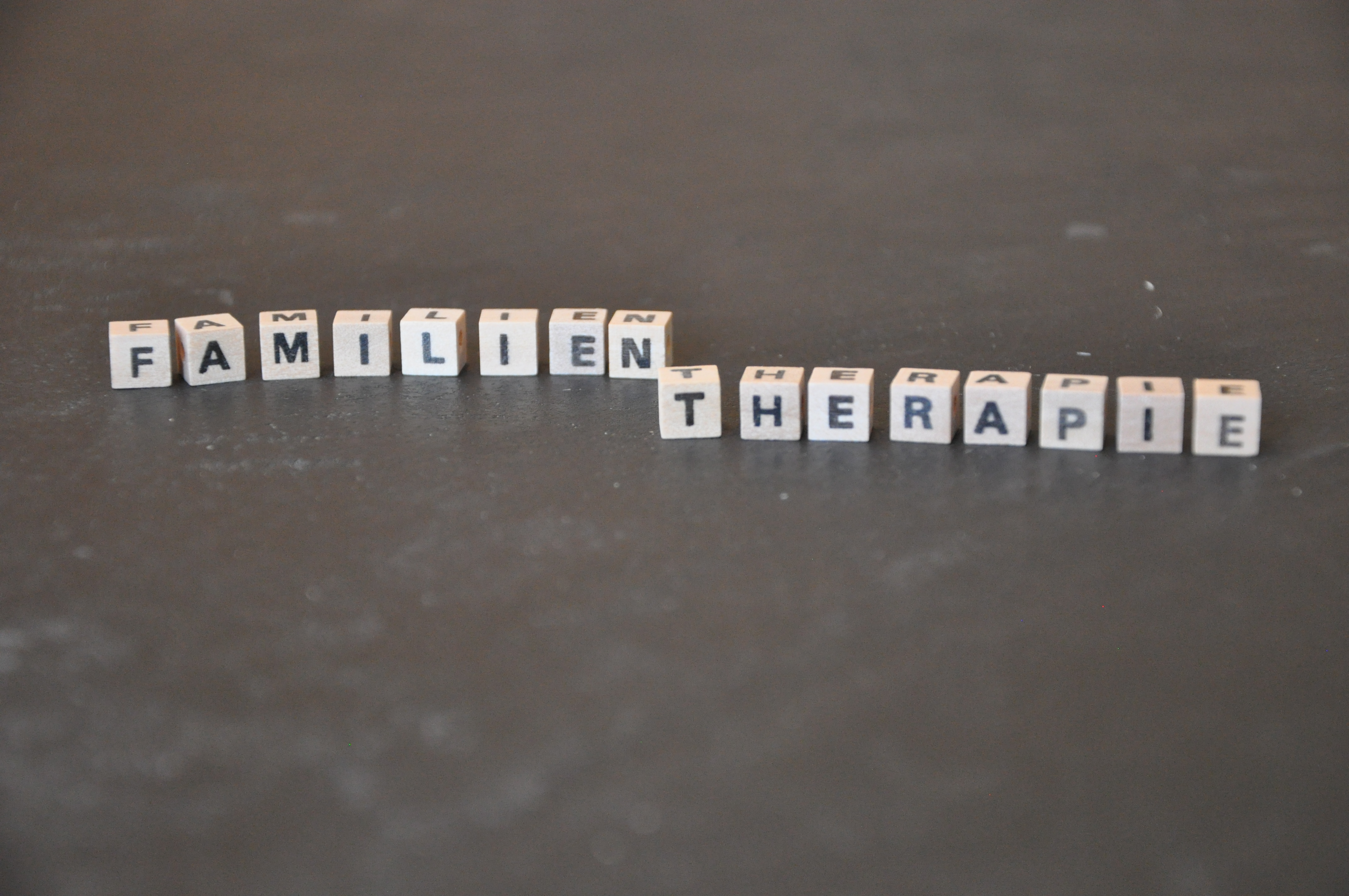 Das Wort "Familientherapie" mit Buchstaben ausgelegt