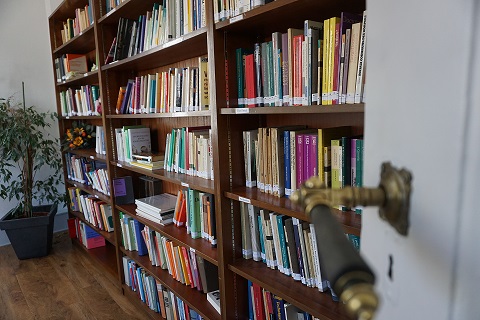 Ein großes Bücherregal mit Büchern