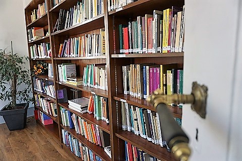 Ein Bücherregal