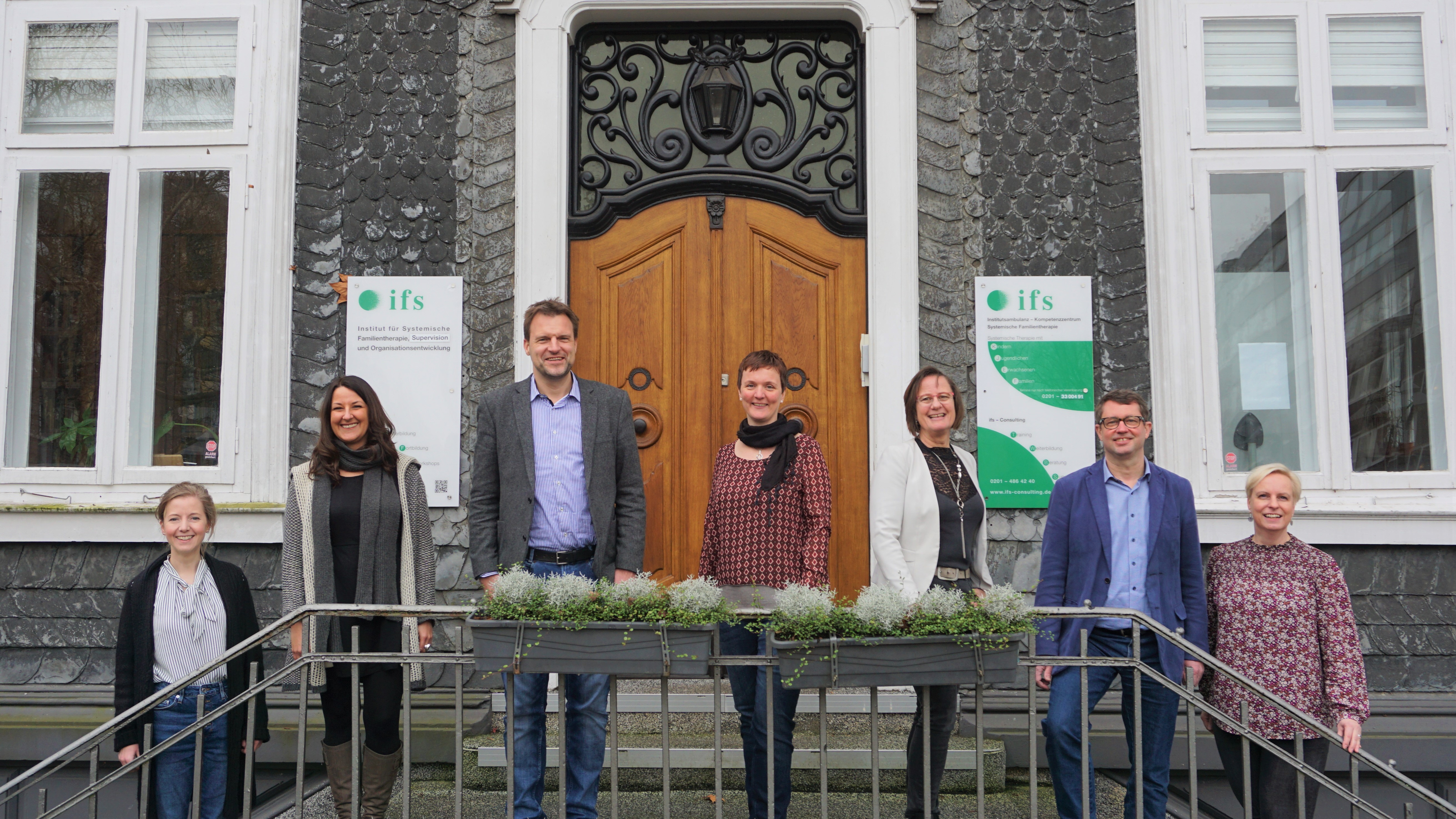 Ein Gruppenbild des ifs-Teams vor dem ifs-Haus
