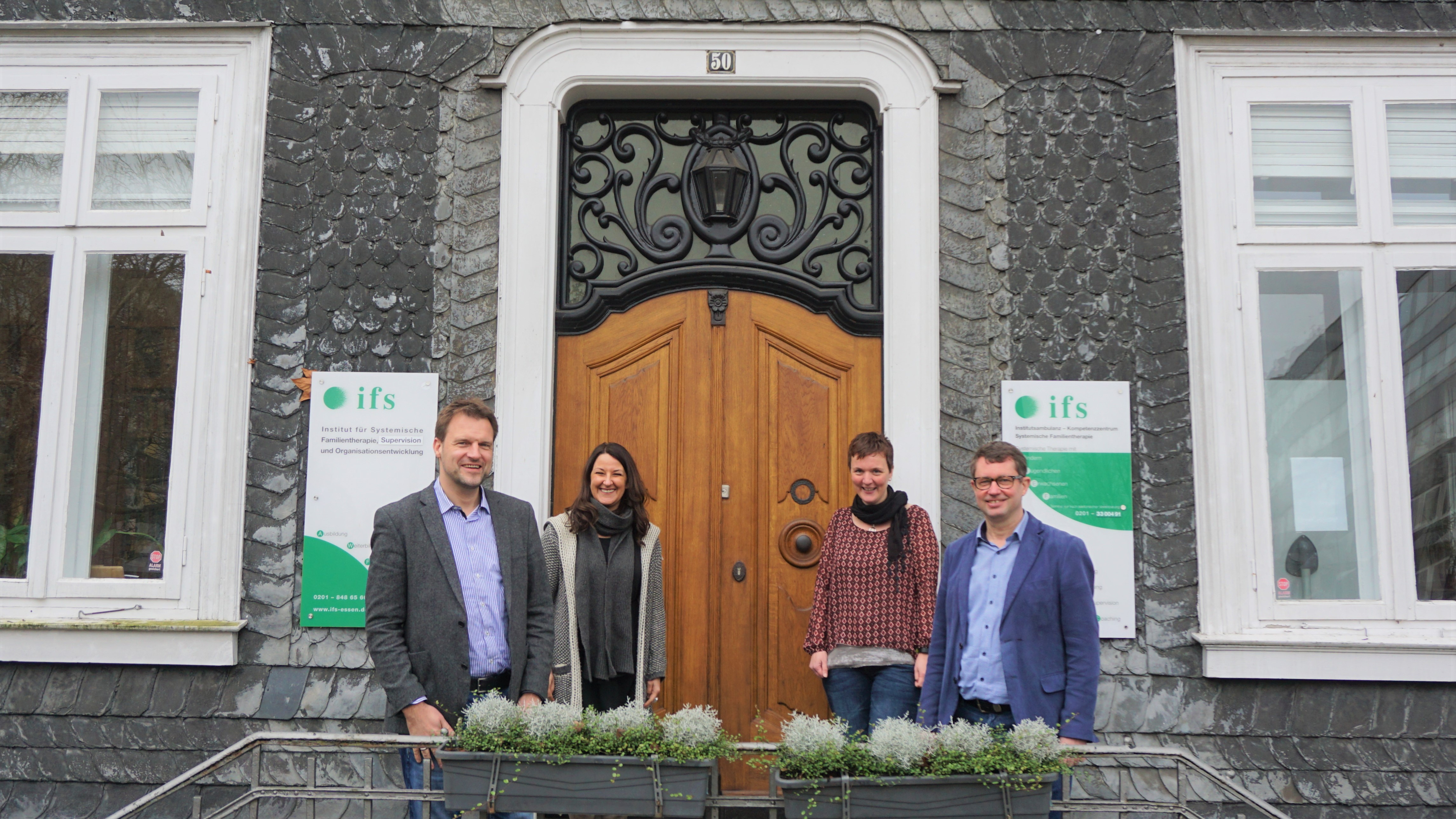Das Leitungsteam vor dem ifs-Haus