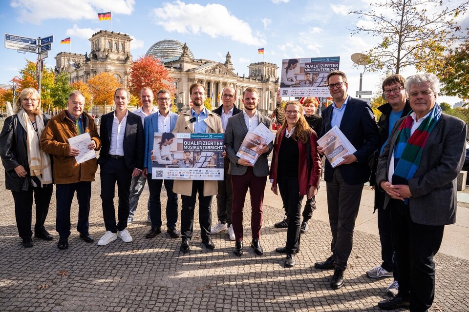 Ein Foto von der Petitionsübergabe vom Bundestag