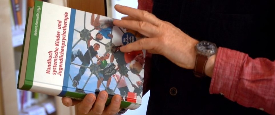 Ein Foto von dem Buch "Handbuch systemische Kinder- und Jugendlichenpsychotherapie"
