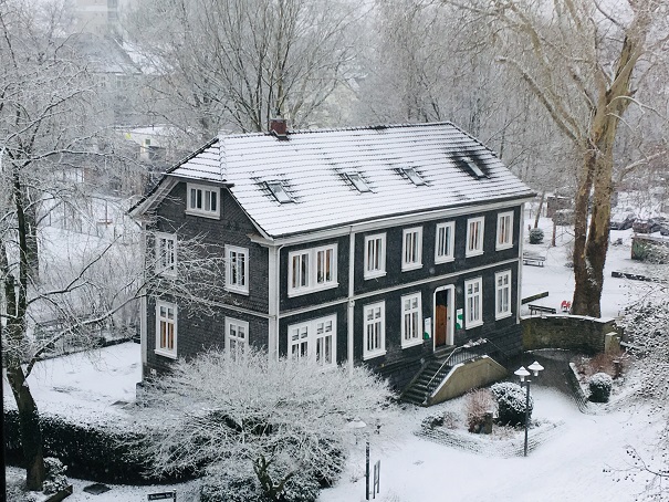 Das ifs-Haus im Winter, bedeckt und umgeben von Schnee