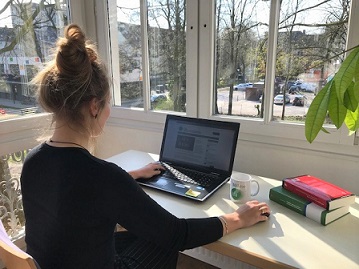 Eine Frau am Laptop