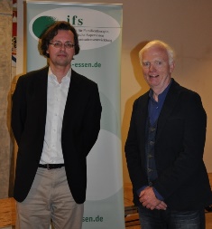 Foto von Prof. Dr. Bernhard Pörksen und Reinert Hanswille auf dem Fachtag