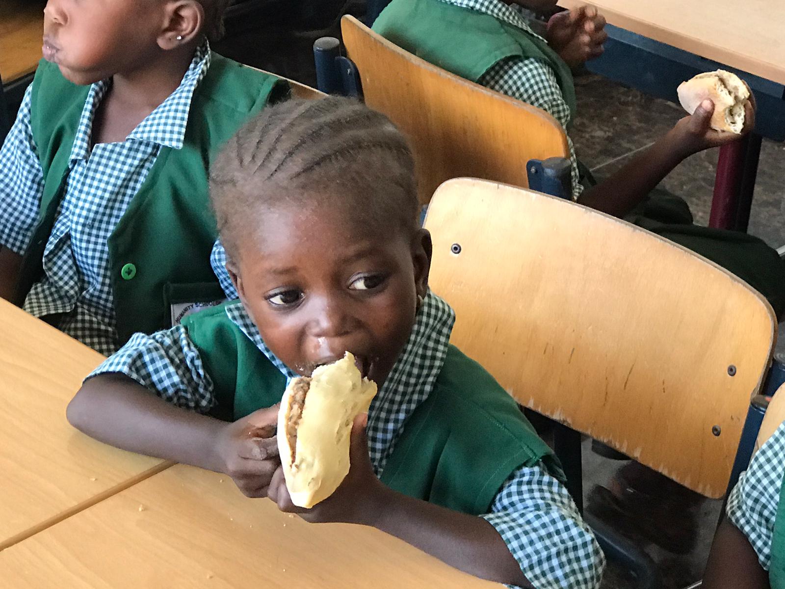 Ein Kind in Gambia, das gerade isst