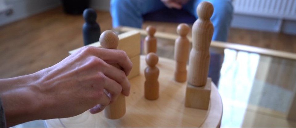 Einige Aufstellungsfiguren auf einem Familienbrett