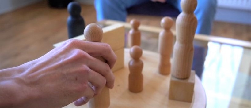 Ein Brett mit Figuren zur Familienaufstellung