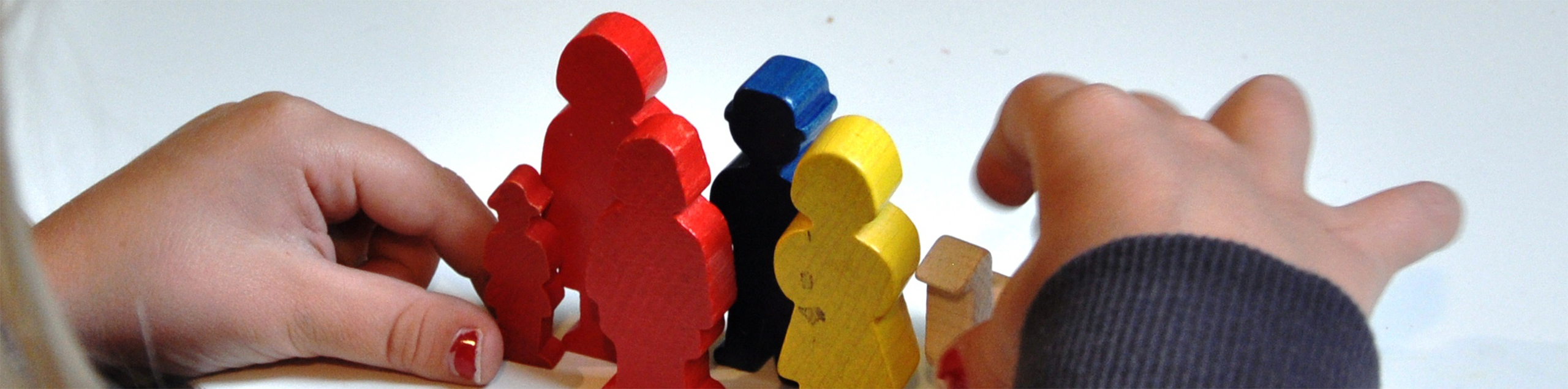 Familienfiguren, die aufgestellt werden