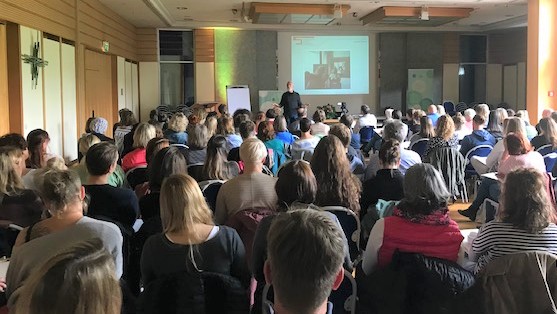 Viele Menschen von hinten auf dem Fachtag