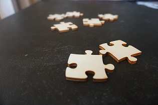 Verschiedene Puzzleteile zerstreut