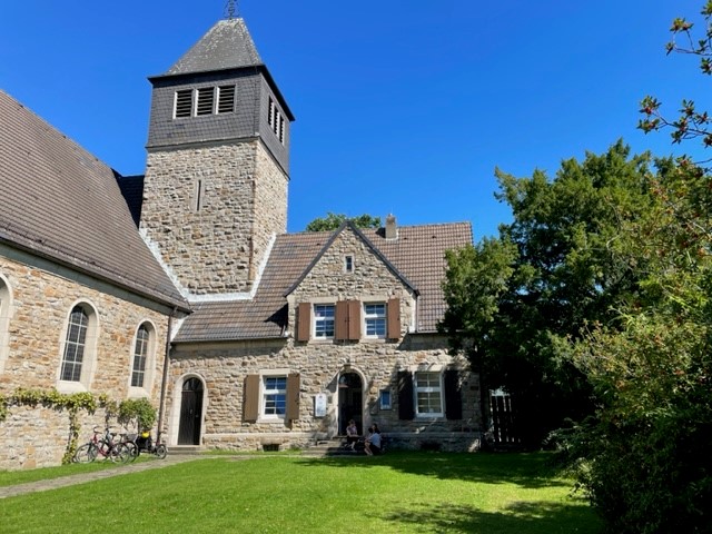 Das alte Pfarrerhaus in Byfang im Sommer