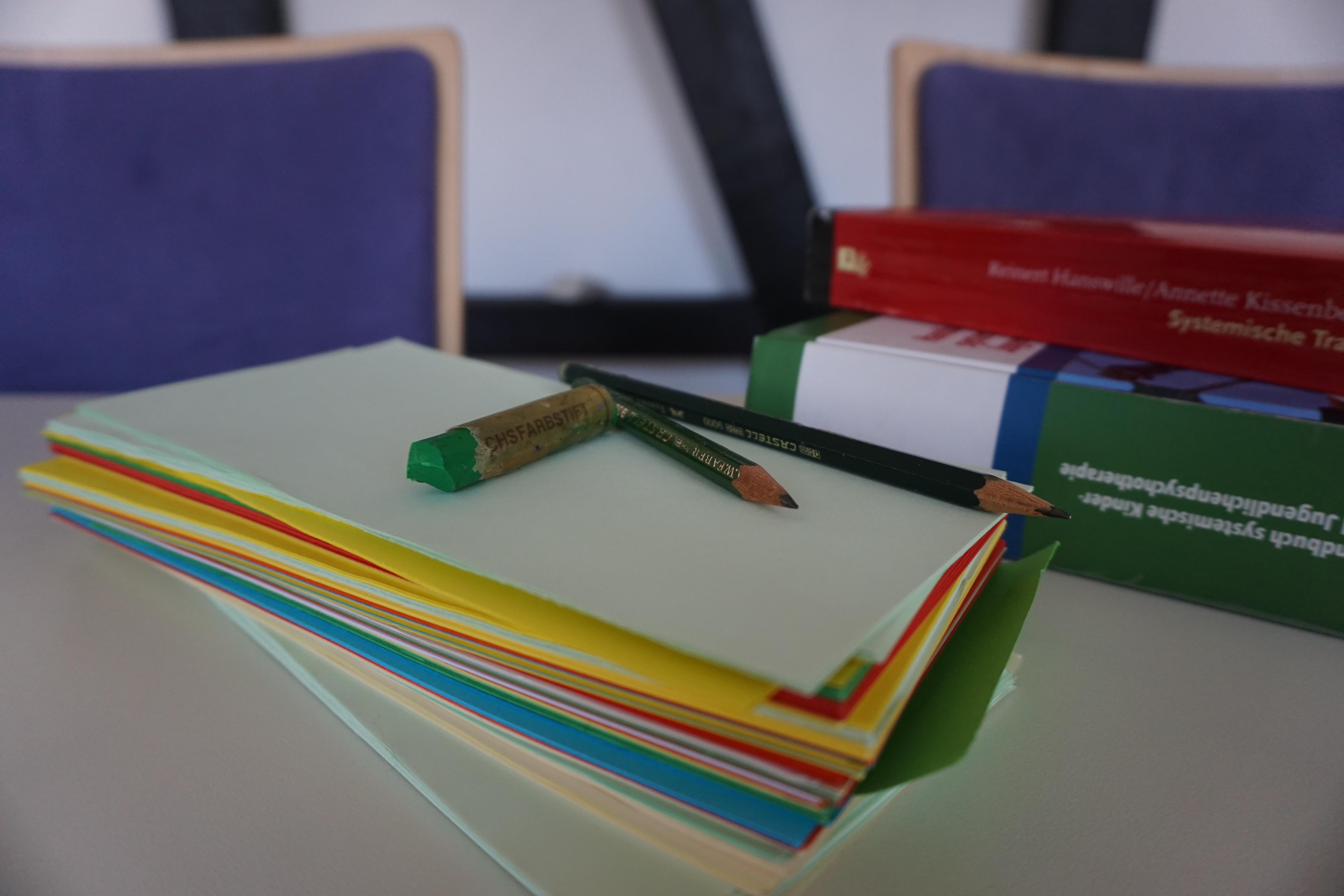 Einige Moderationskarten und Bücher auf einem Tisch